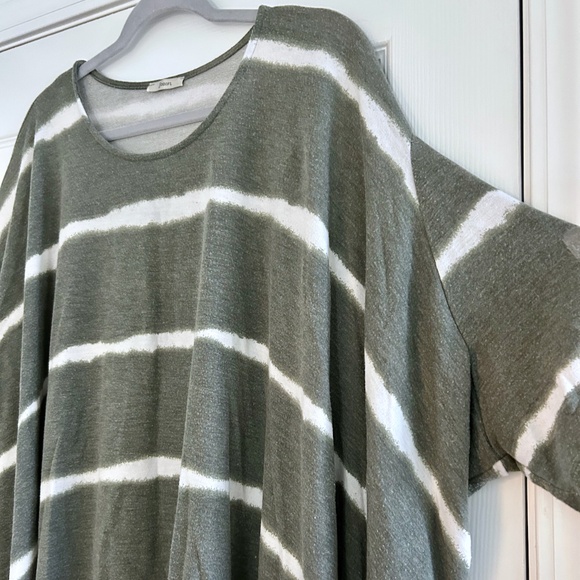 Jodifl Women's Green & White Striped Flowy Poncho Top One Size - Picture 3 of 6